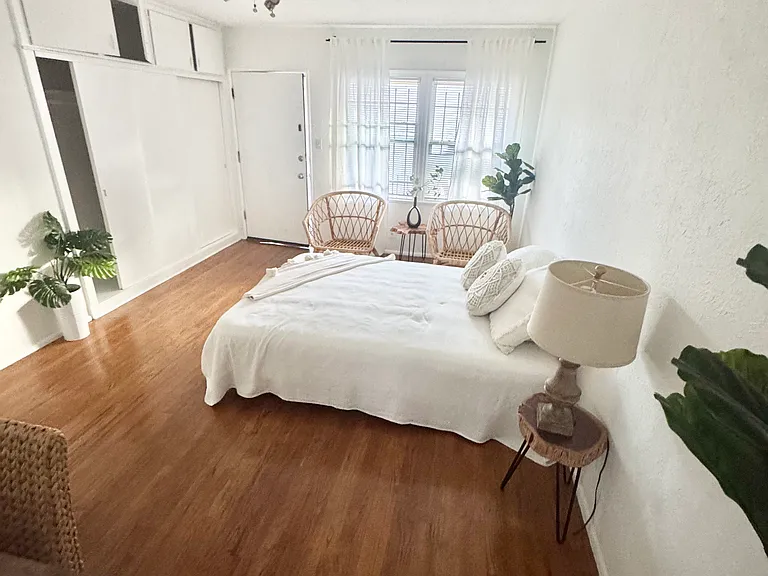 1751 Winona Blvd #6 — Photo 6
