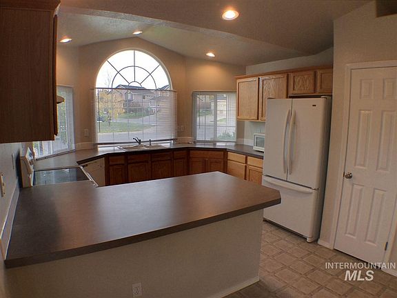 4th image of 699 W Piersol St