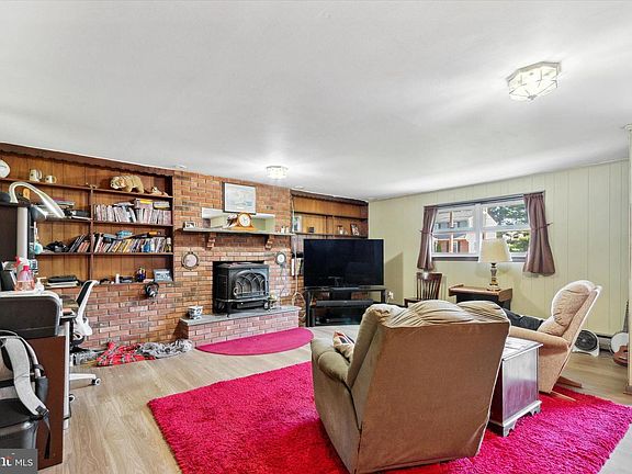 4th image of 24 Colton Dr