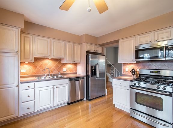 3rd image of 376 N Westwood Ave