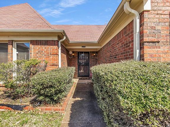 3rd image of 6770 Castlegate Ln