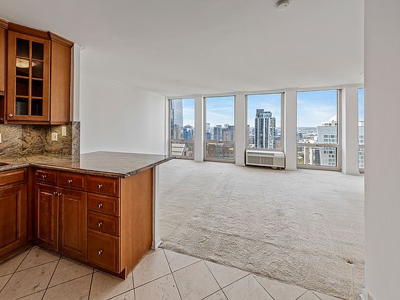 5th image of 111 E Chestnut St