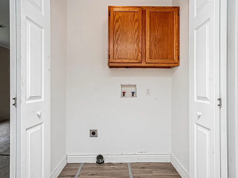 613 W 11th St — Photo 16