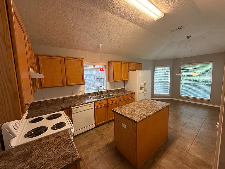 6105 Comfort Dr — Photo 10