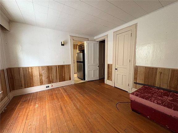 4th image of 27 Cedar St