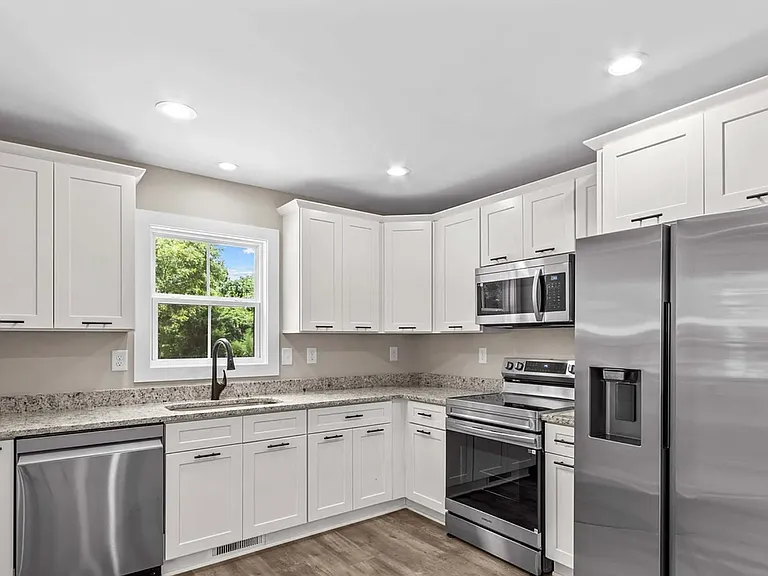 620 W Bell St — Photo 3
