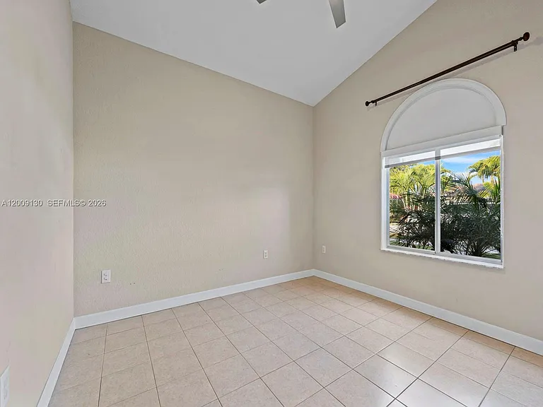 704 SE 14th Pl — Photo 8