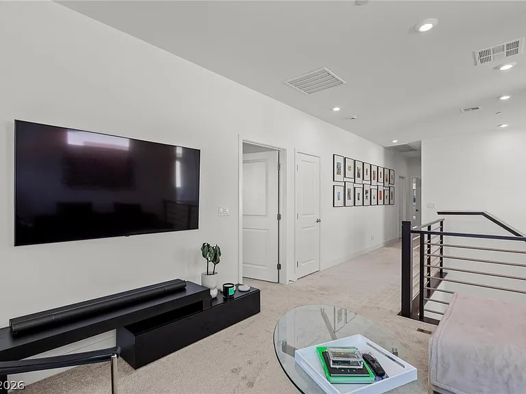 692 Echelon St — Photo 15