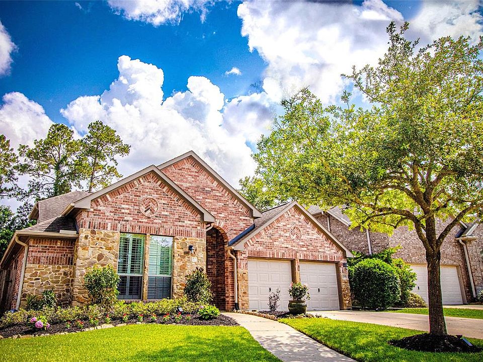 Stunning Darling Home. 4Bed with lots of upgrades, starting with the covered patio and last but not least a feature to connect your generator with a transfer switch. This home is really a smart choice!