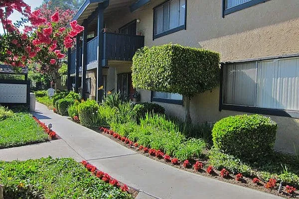 Glen Oaks Apartment Homes — Photo 4
