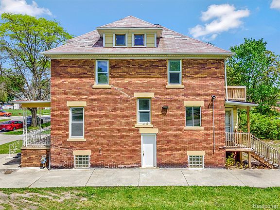 5th image of 216 Holbrook St