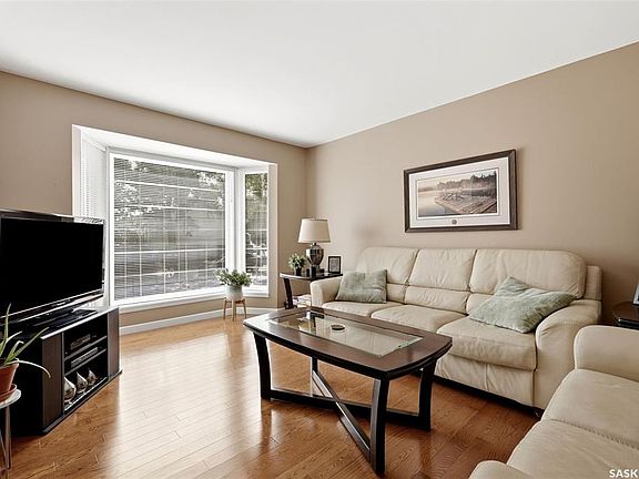 4th image of 906 Hopkins CRESCENT N