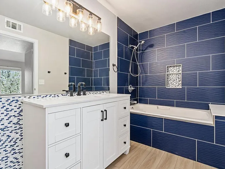 1335 Lake Cir — Photo 3