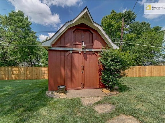 Large powered shed great for extra storage.