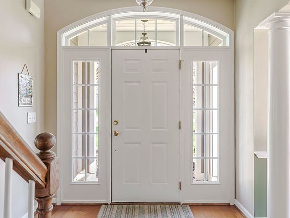 3rd image of 212 Grayrock Dr