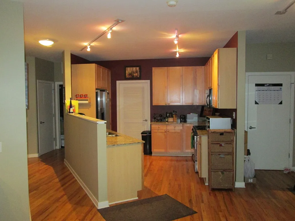 Building Photo - 912 W Chicago Ave #303