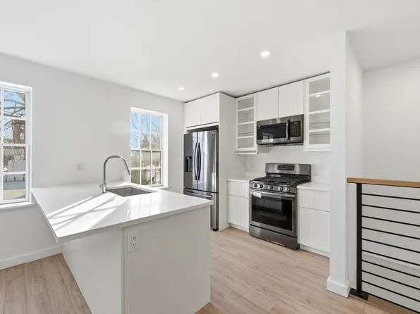 289 Central St, Lowell, MA 01852