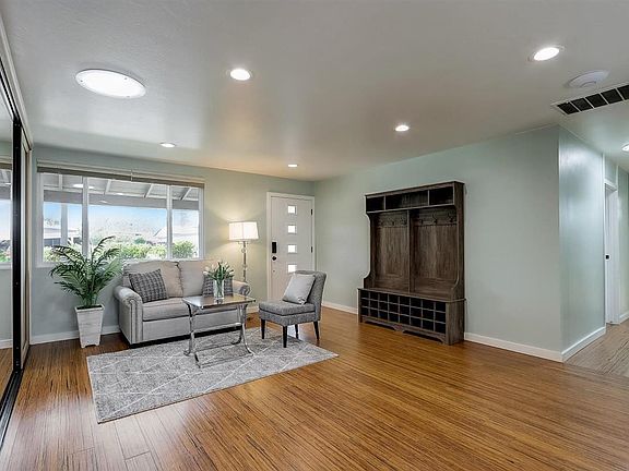 3rd image of 758 Los Olivos Dr