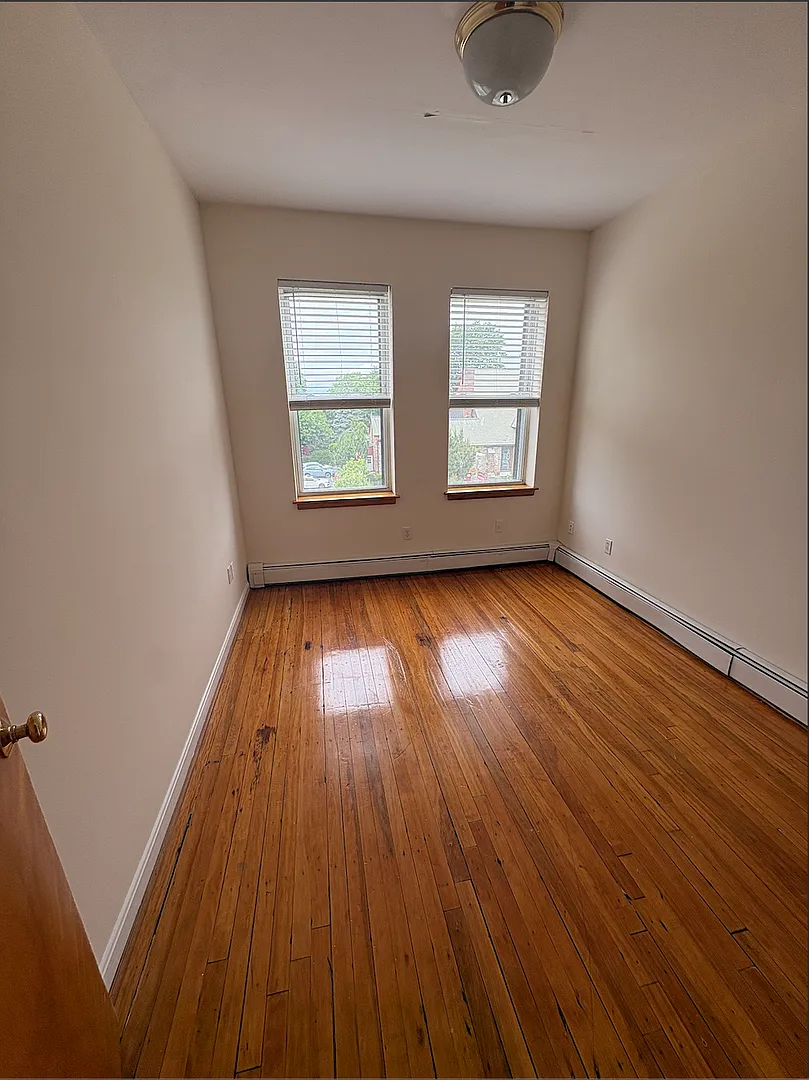 Spacious modern unit with great location in Brighton available now!! — Photo 1