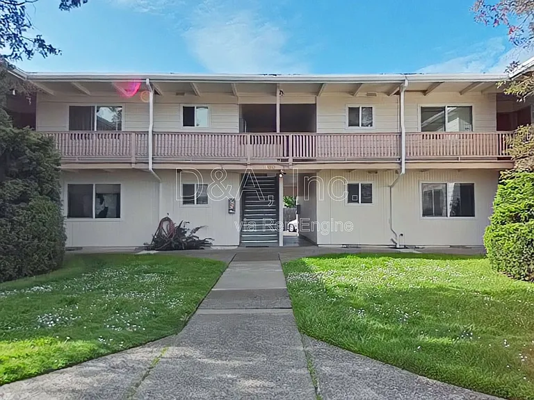960 NW Cleveland Ave #1 — Photo 1