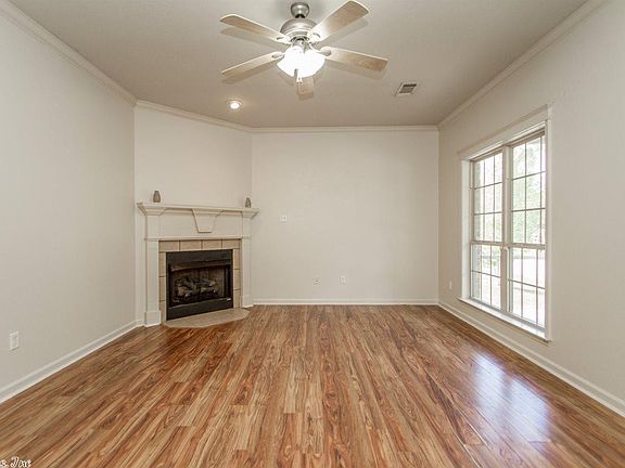 4th image of 1121 English Oak Dr