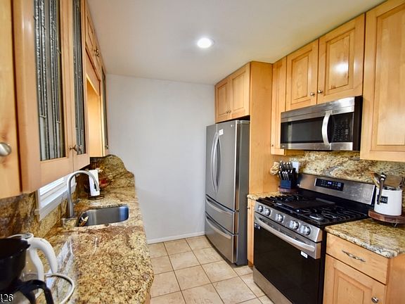 3rd image of 25 High Point Ter