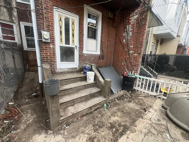 1249 N Alden St — Photo 7
