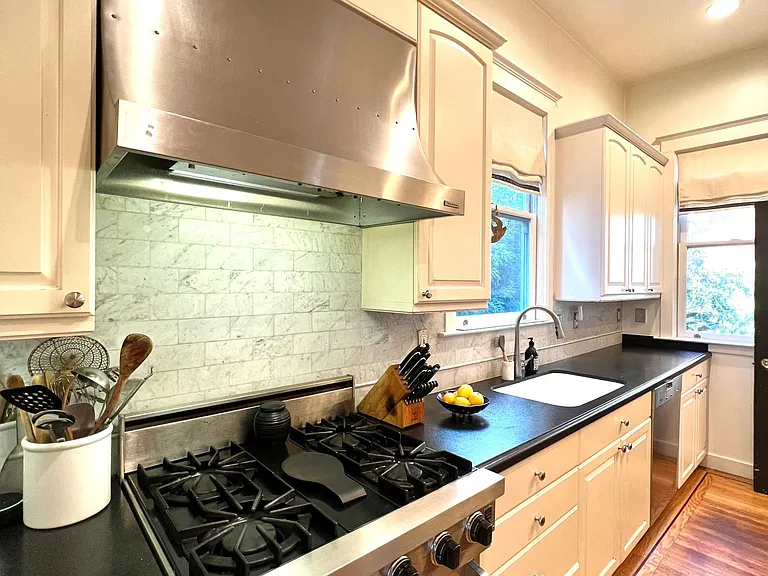 1059 Noe St — Photo 3