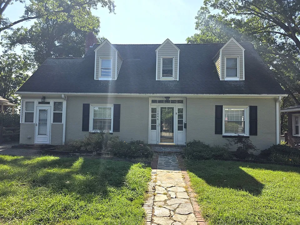 1046 N Main St