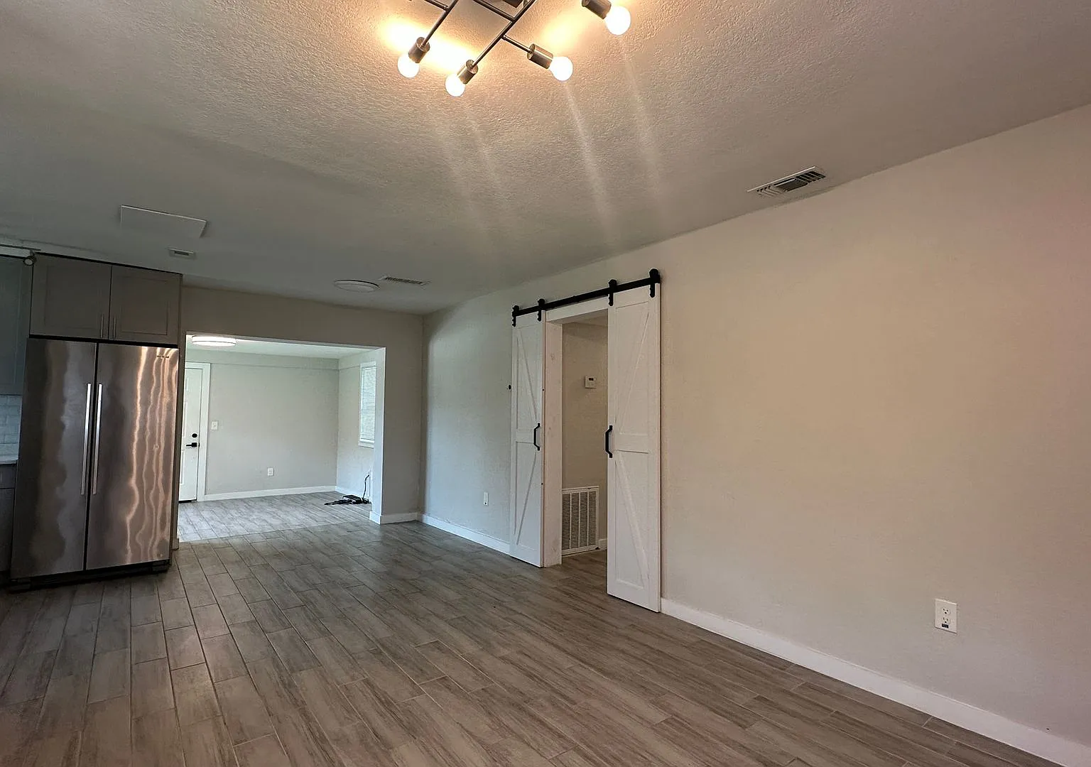 Beautifully Renovated 3BR/1BA | 5 Minutes to Downtown Orlando — Photo 3