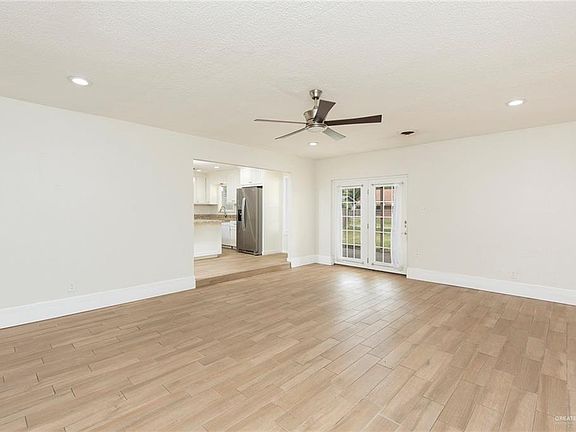 5th image of 204 W Gardenia Ave