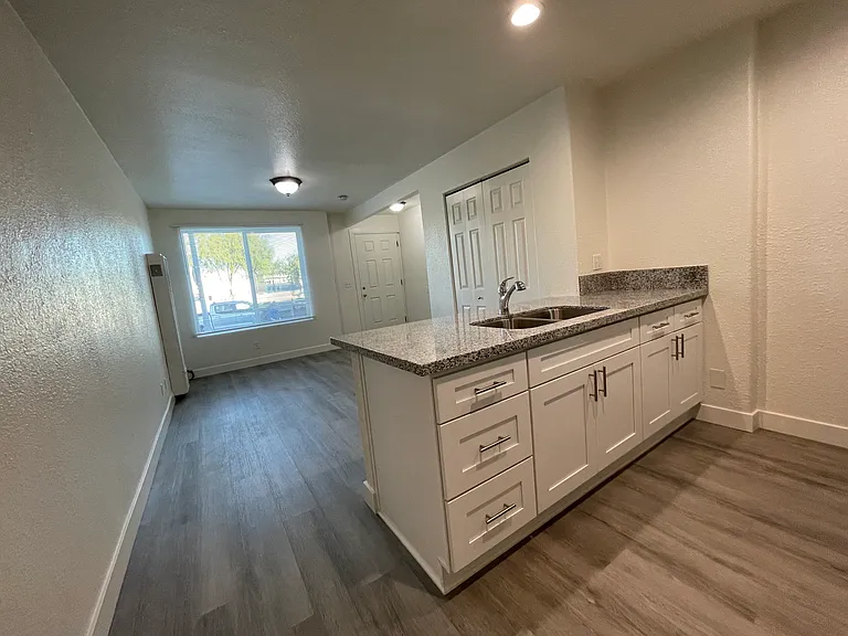 1823 Gardenia Ave #B — Photo 5