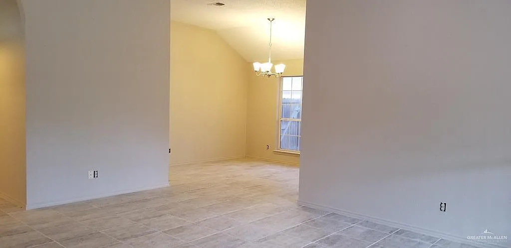 4 bed, 2.0 bath, 1953 sqft, $1,700 — Photo 4