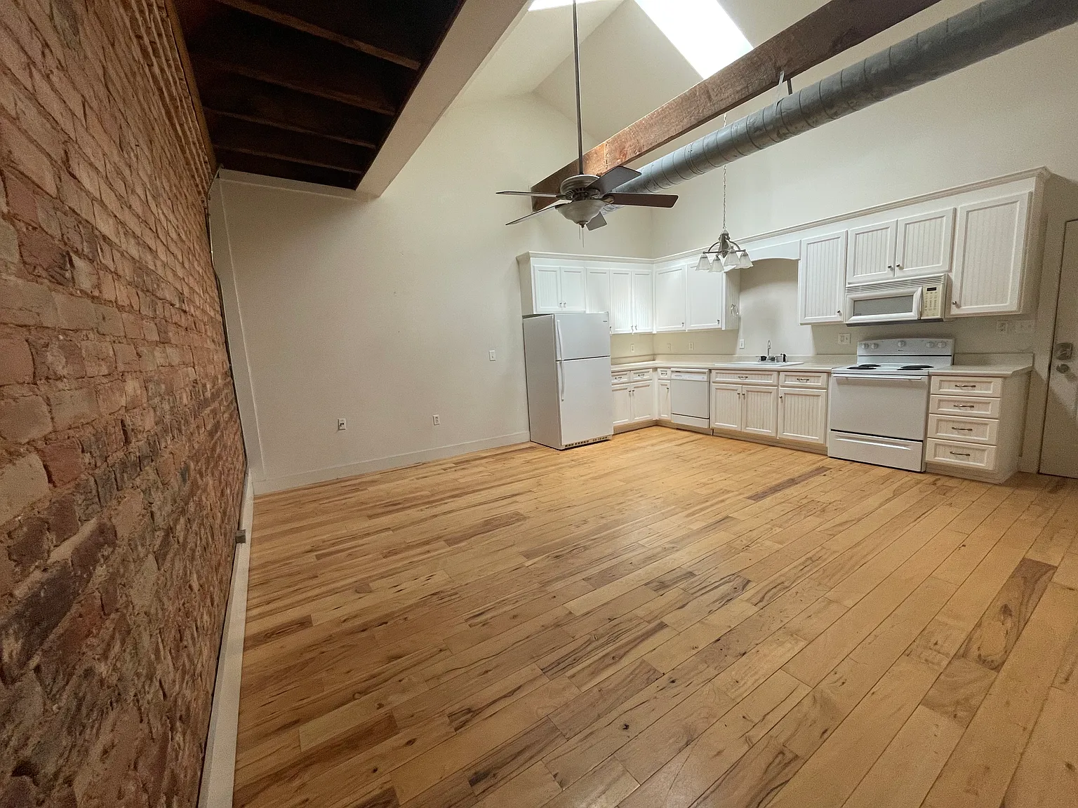 2 bed, 800 sqft, $1,395 — Photo 1
