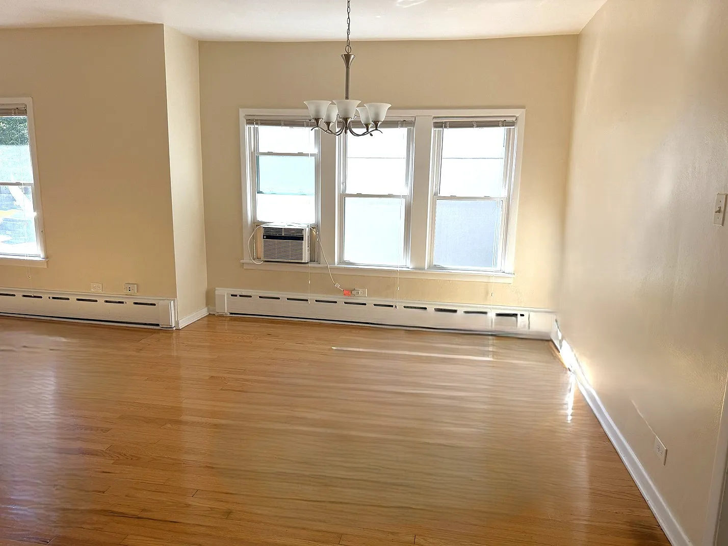 3 bed, 1288 sqft, $2,100 — Photo 4