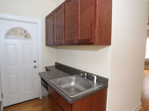 3rd image of 3724 N Pine Grove Ave APT 1S
