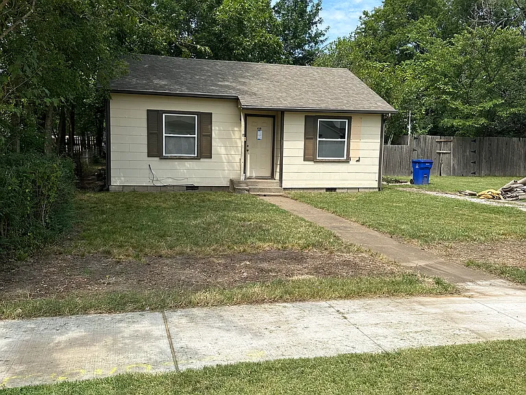 410 E Elgin St — Photo 1