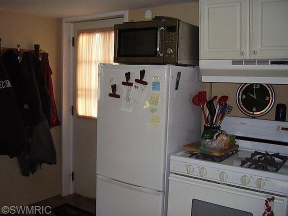 5th image of 230 Churchill St