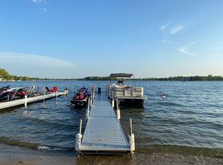 12078 Mantawauka Dr, Fenton, MI
