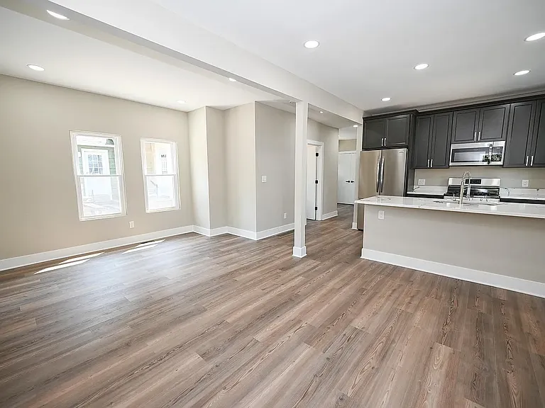 1307 W 65th St #2 — Photo 9