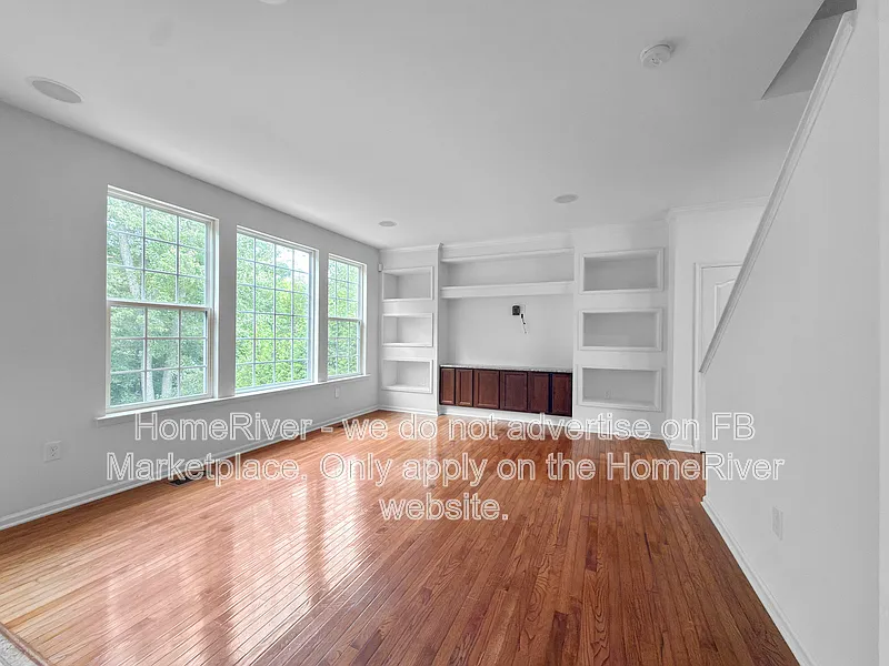 5 bed, 3.5 bath, 3000 sqft, $3,400 — Photo 3