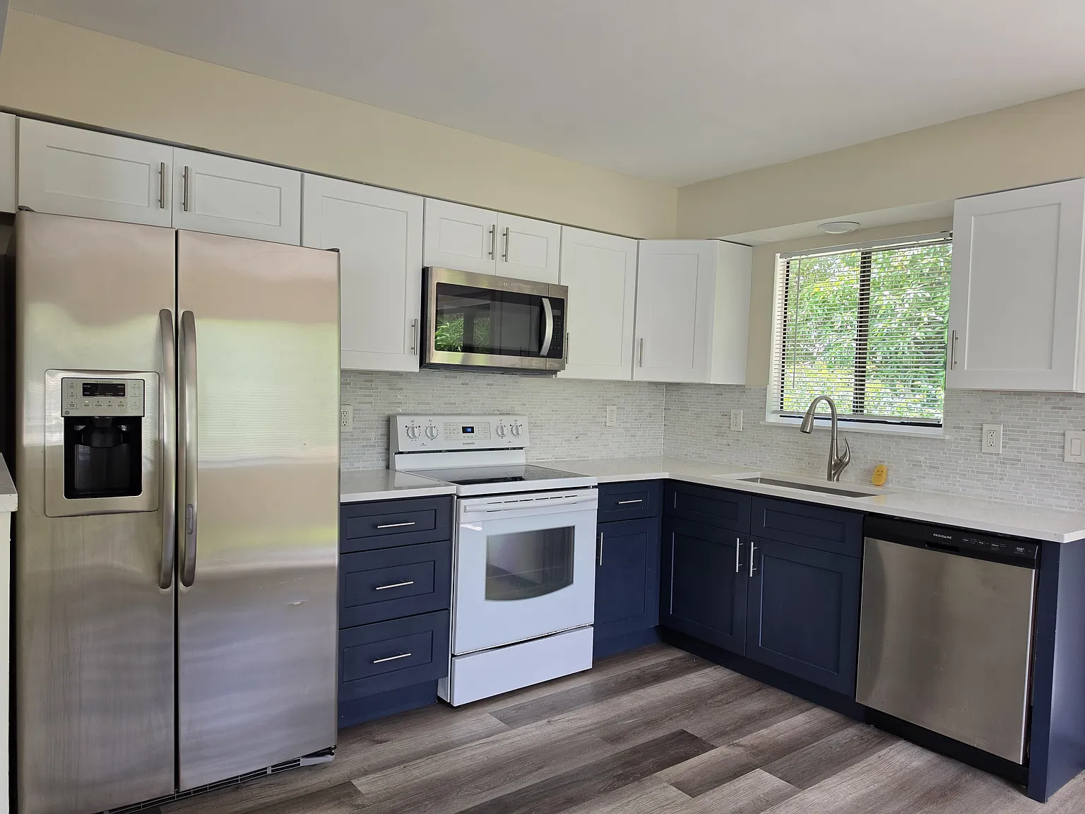 2455 Thomasson Drive - B — Photo 4