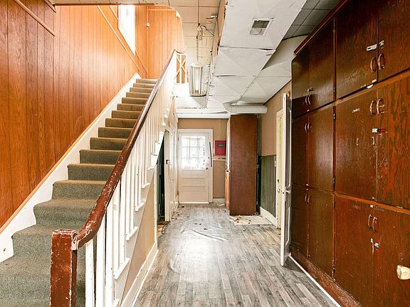 3rd image of 113 E Mulberry St
