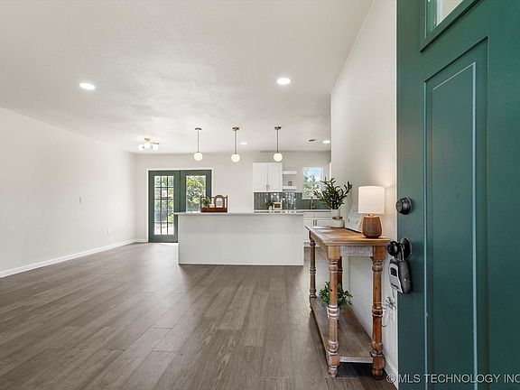 2nd image of 1103 S Choctaw Pl