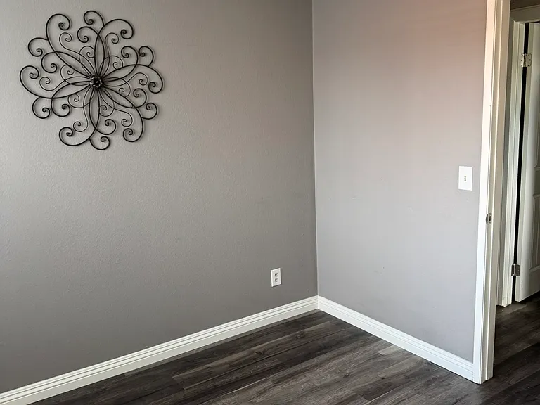 24850 Chippendale St — Photo 4