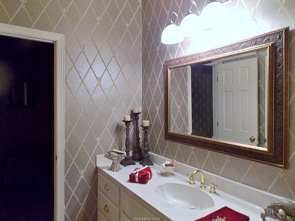 3rd image of 32 Forest Dr