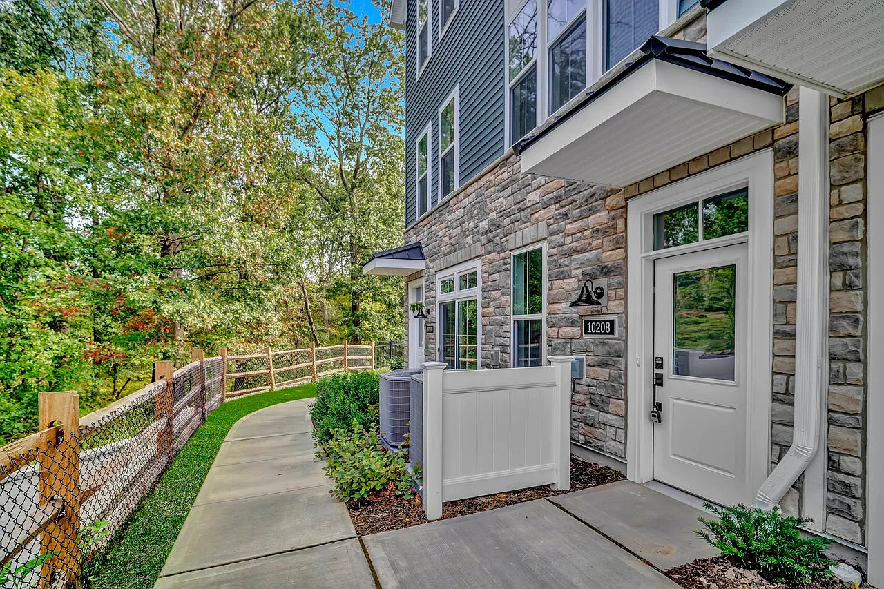 3 bed, 2.5 bath, 2142 sqft, $4,100 — Photo 1