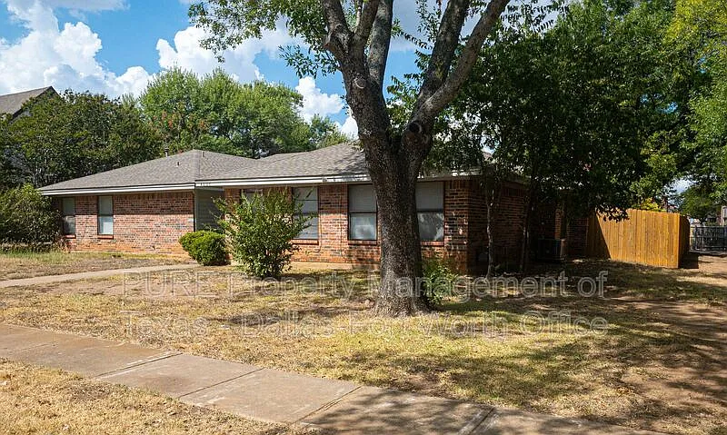 3 bed, 2.0 bath, 1418 sqft, $1,600 — Photo 2