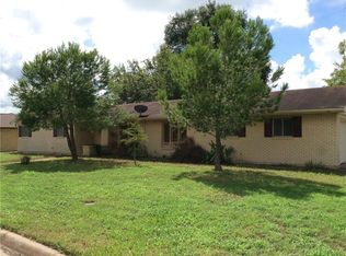 912 E Industry St, Giddings, TX 78942