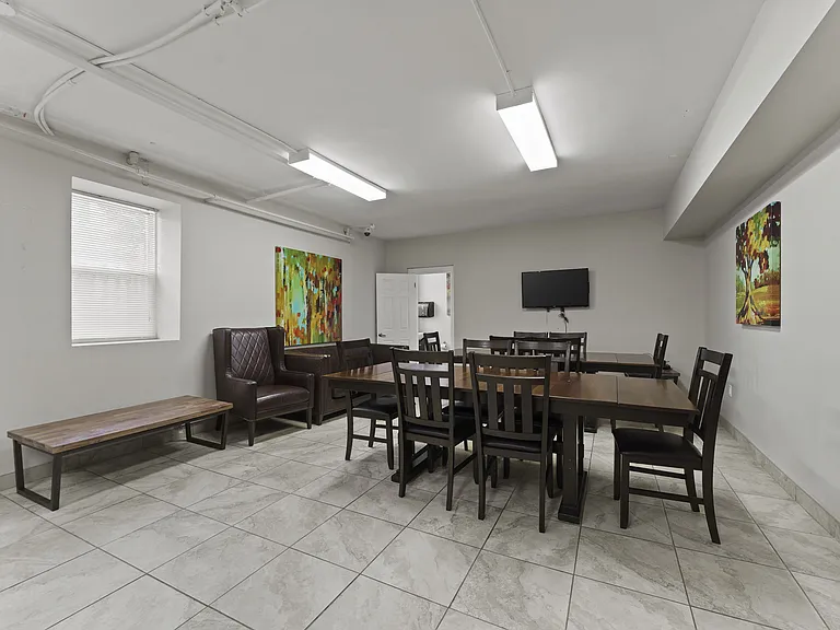 274 Giles Blvd W — Photo 19
